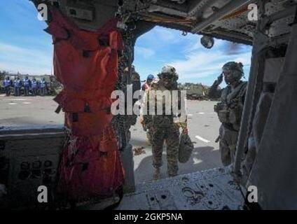 Der US Marine Corps Col. Anthony Henderson, Kommandeur der 2D Marine Expeditionary Brigade, nimmt während 10 der Übung BALTOPS 50 einen Seahawk-Hubschrauber der MH-60S von den 'Dragon Whales' des Helicopter Sea Combat Squadron (HSC) 28 in den Einsatz 2021, der derzeit dem Kommando- und Kontrollschiff USS Mount Whitney (LCC 20) der Blue Ridge-Klasse zugeordnet ist. Die 50. BALTOPS stellt ein kontinuierliches, stetiges Engagement für die Stärkung der Interoperabilität innerhalb der NATO und die Gewährleistung kollektiver maritimer Sicherheit in der Ostsee dar. Mount Whitney, der nach Gaeta, Italien, entsandt wurde, arbeitet mit einer kombinierten Besatzung von Seeleuten und Mi Stockfoto