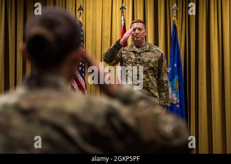 LT. Col. Alexander Liggett, ankommender Kommandant der 39. Sicherheitskräfte-Geschwader, grüßt zum ersten Mal Chief Master Sgt. Janee Walker, 39. Aufsichtssoldat der Sicherheitskräfte, während einer Zeremonie zur Änderung des Kommandos auf dem Luftwaffenstützpunkt Incirlik, Türkei, am 10. Juni 2021. Während der Zeremonie gab Oberstleutn John Sullivan das Kommando an Oberst Douglas Whitehead, 39. Weapons System Security Group, ab, der Liggett daraufhin mit der Führung der Staffel befahte. Der Wechsel der Befehlszeremonie ist eine langjährige militärische Tradition, die die formelle Übertragung der Verantwortung von einem Offizier auf einen anderen darstellt. Stockfoto