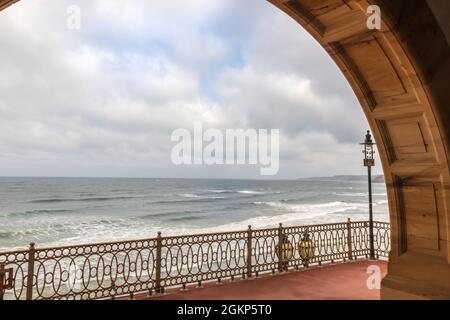 Blick auf die sanften Wellen der Nordsee von der historischen viktorianischen Terrasse mit der alten schmiedeeisernen Balustrade in Scarborough, England. Stockfoto