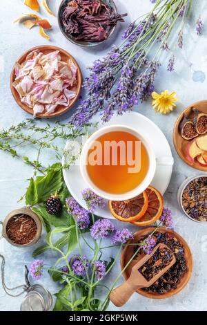 Zutaten für Kräutertee. Kräuter, Blumen und Früchte, von oben mit einer Tasse Tee, eine flache Laie geschossen Stockfoto