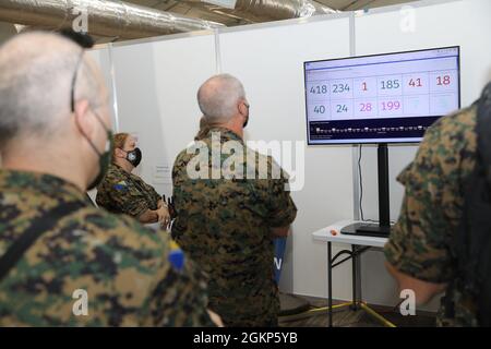 Medizinische und logistische Mitarbeiter der Streitkräfte von Bosnien und Herzegowina beobachten die operativen Statistiken der Instrumententafel während einer Tour des Navy-Marine Corp Memorial Stadions zur Massenimpfung in Annapolis, Maryland, 10. Juni 2021. Die Partnerschaft zwischen der Maryland National Guard und AFBiH wurde 2003 durch das State Partnership Program des US-Verteidigungsministeriums begonnen. Stockfoto