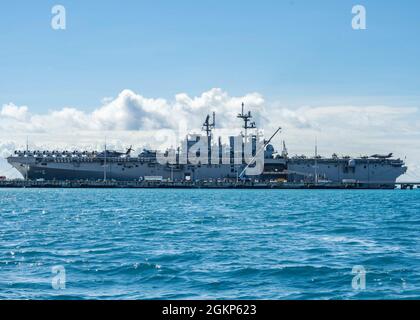 WHITE BEACH, Japan (Jun. 10, 2021) Amphibisches Sturmschiff der amerikanischen Klasse USS America (LHA 6), an der Pier-Seite des Kommandanten, Flottenaktivitäten, Okinawa White Beach Naval Facility, Okinawa, Japan, 10. Juni 2021. Stockfoto