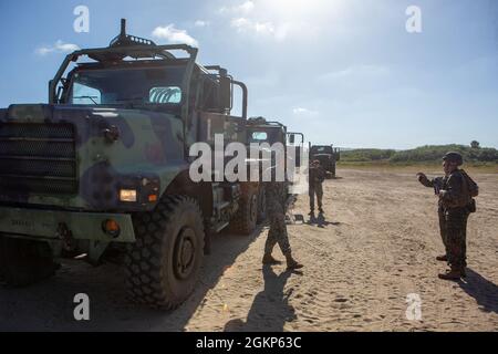 US-Marineinfanteristen mit 1. Landing Support Bataillon (LSB), Combat Logistics Regiment 1, 1. Marine Logistics Group, bereiten sich darauf vor, ihren Konvoi auf Landungsschiffe, Luftkissen auf Camp Pendleton, Kalifornien, zu laden, 10. Juni 2021. Die U.S. Navy Assault Craft Unit 5 führte diese gemeinsame Übung mit 1st LSB durch, um die Fähigkeiten der Marine und des Marine Corps zu stärken und zu verfeinern, Schiffe an Land als Teil einer Marineeinsatzkräfte durchzuführen. Stockfoto