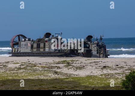 US-Marineinfanteristen mit 1. Landing Support Bataillon (LSB), Combat Logistics Regiment 1, 1. Marine Logistics Group, entladen ihren Konvoi vom Landing Craft, Air Cushion 82 auf Camp Pendleton, Kalifornien, 10. Juni 2021. Die U.S. Navy Assault Craft Unit 5 führte diese gemeinsame Übung mit 1st LSB durch, um die Fähigkeiten der Marine und des Marine Corps zu stärken und zu verfeinern, Schiffe an Land als Teil einer Marineeinsatzkräfte durchzuführen. Stockfoto