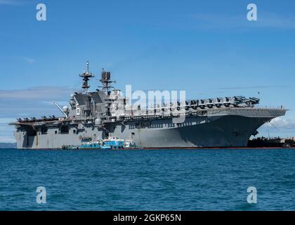 WHITE BEACH, Japan (Jun. 10, 2021) Amphibisches Sturmschiff der amerikanischen Klasse USS America (LHA 6), an der Pier-Seite des Kommandanten, Flottenaktivitäten, Okinawa White Beach Naval Facility, Okinawa, Japan, 10. Juni 2021. Stockfoto