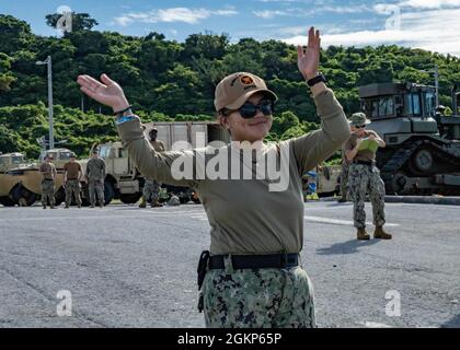 WHITE BEACH, Japan (Jun. 10, 2021) Seaman Marla Sandoval aus des Moines, Ia. Und der Naval Beach Unit 7 zugewiesen, leitet eine III Marine Expeditionary Force gemeinsame leichte taktische Fahrzeuge auf ein Landungsschiff-Dienstprogramm bei Commander, Fleet Activities Okinawa White Beach Naval Facility, Okinawa, Japan, 10. Juni 2021. Stockfoto