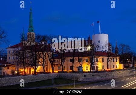 Stadtbild zu Riga Burg befindet sich am Ufer des Flusses Daugava, Altstadt. Rigas pils offizielle Residenz des Präsidenten und Museum für Geschichte mit krank Stockfoto