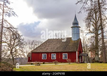 Schöner Blick auf die Kirche Turaida Rose am Seeufer im Herbst. Landschaft in der Nähe eines berühmten lettischen Ortes Sigulda, Lettland, Region Vidzeme, Stockfoto