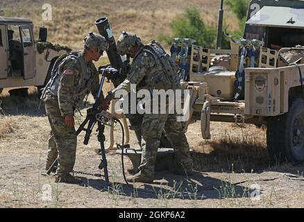 Personal Sgt. Mathew Custer, ein Observer Coach Trainer, der dem 2. Bataillon, dem 358. Panzerregiment, zugewiesen ist, coacht und beobachtet Soldaten, die dem 79. Kampfteam der Infanterie-Brigade zugewiesen sind, die während der Rotation der Exportable Combat Training Capability 10 June, 2021 in Camp Roberts, CA ein Zonen-/Siebspurtraining durchführen. „Stellen Sie sich ein Sieb vor, in dem es bestimmte Dinge durchlässt, aber es hält andere Dinge aus“, erklärte Mitarbeiter Sgt. Custer. „Ein Bildschirm ist so etwas, während ein Wächter alles davon abhält, durchzukommen.“ Stockfoto