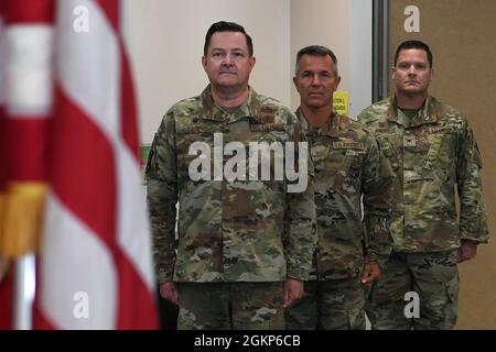 Mitglieder der Führung des 195. Flügels der California Air National Guard stehen während des Spiels der Nationalhymne bei der Zeremonie zum Befehlswechsel der 195. Operations Group am 10. Juni 2021 in der Sepulveda Air National Guard Station, Van Nuys, Kalifornien, zur Aufmerksamkeit. Der 195. Flügel setzt sich aus einer Vielzahl von Staffeln zusammen, die im gesamten Bundesstaat Kalifornien verteilt sind und Missionen umfassen, die Weltraumoperationen, Cyberspace-Schutz und Kampfkommunikation umfassen. Stockfoto