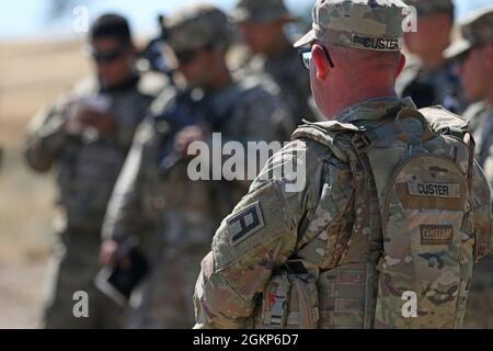 Personal Sgt. Mathew Custer, ein Observer Coach Trainer, der dem 2. Bataillon, dem 358. Panzerregiment, zugewiesen ist, coacht und beobachtet Soldaten, die dem 79. Kampfteam der Infanterie-Brigade zugewiesen sind, die während der Rotation der Exportable Combat Training Capability 10 June, 2021 in Camp Roberts, CA ein Zonen-/Siebspurtraining durchführen. „Stellen Sie sich ein Sieb vor, in dem es bestimmte Dinge durchlässt, aber es hält andere Dinge aus“, erklärte Mitarbeiter Sgt. Custer. „Ein Bildschirm ist so etwas, während ein Wächter alles davon abhält, durchzukommen.“ Stockfoto