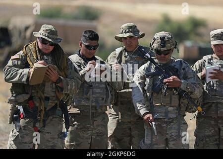 Personal Sgt. Mathew Custer, ein Observer Coach Trainer, der dem 2. Bataillon, dem 358. Panzerregiment, zugewiesen ist, coacht und beobachtet Soldaten, die dem 79. Kampfteam der Infanterie-Brigade zugewiesen sind, die während der Rotation der Exportable Combat Training Capability 10 June, 2021 in Camp Roberts, CA ein Zonen-/Siebspurtraining durchführen. „Stellen Sie sich ein Sieb vor, in dem es bestimmte Dinge durchlässt, aber es hält andere Dinge aus“, erklärte Mitarbeiter Sgt. Custer. „Ein Bildschirm ist so etwas, während ein Wächter alles davon abhält, durchzukommen.“ Stockfoto