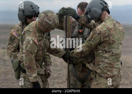 Soldaten des 183. Helikopter-Sturmbataillons bereiten die Munitionskunition für die Schießerei vor. Das 183. Helikopter-Sturmbataillon der Idaho-Armee der Nationalgarde zog für sein jährliches Training 2021 in die Wüstenlandschaft des Orchard Combat Training Center. Lt.Kol. Nicole Washington, Kommandantin des 183., beschrieb die jährliche Trainingsleistung der Einheiten als repräsentativ für den Charakter von Army Aviation - „nach der Not des letzten Jahres gab jeder einzelne Soldat 110 Prozent.“ Das 183. Training für ihre 10-tägige Feldübung beinhaltete UH-60-Türschützer-Training, einen taktischen Sprung, Crew-Serve Stockfoto