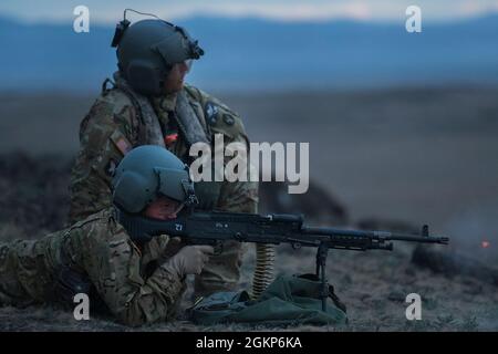 Feuern aus einer Bauchlage im Schießstand unten. Das 183. Helikopter-Sturmbataillon der Idaho-Armee der Nationalgarde zog für sein jährliches Training 2021 in die Wüstenlandschaft des Orchard Combat Training Center. Lt.Kol. Nicole Washington, Kommandantin des 183., beschrieb die jährliche Trainingsleistung der Einheiten als repräsentativ für den Charakter von Army Aviation - „nach der Not des letzten Jahres gab jeder einzelne Soldat 110 Prozent.“ Das 183. Training für ihre 10-tägige Feldübung beinhaltete UH-60-Türbeschützer-Training, einen taktischen Sprung, Crew-Serve-Waffen-Qualifikation und f Stockfoto