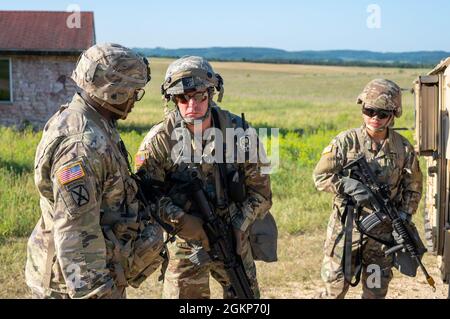 Personal Sgt. Christopher Smith, ein Beobachtertrainer/Trainer für das 3. Bataillon, das 340. Brigade-Ingenieur-Bataillon, die 181. Multifunktionale Trainingsbrigade, erhält während einer Vehikel-Bergemission der Warrior-Übung Updates von Soldaten der 357. Engineer Company, des 412. Theatre Engineer Command 86-21-02, 2021. Juni 11 auf Fort McCoy, Wis. The WAREX stellt den Einheiten der US-Army Reserve während ihrer zweiwöchigen jährlichen Ausbildung realistische Trainingsszenarien zur Verfügung. Stockfoto