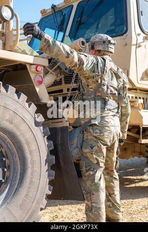 Sgt. 1. Klasse Robert Vols, ein Wartungsleiter der 357th Engineer Company, 412th Theatre Engineer Command, beginnt mit dem Prozess der Fahrzeugrückgewinnung eines M939 General Utility Trucks im Rahmen der Warrior Übung 86-21-02 11. Juni 2021 auf Fort McCoy, Wis. The WAREX stellt den Einheiten der US-Army Reserve während ihrer zweiwöchigen jährlichen Ausbildung realistische Trainingsszenarien zur Verfügung. Stockfoto