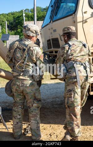 Personal Sgt. Cory Blevines, ein Beobachtertrainer/Trainer für das 3. Bataillon, das 340. Brigadeingenieurbataillon, die 181. Multifunktionale Trainingsbrigade, beobachtet Soldaten der 357. Ingenieurgesellschaft, des 412. Theatre Engineer Command, während einer Vehicle Recovery Mission der Warrior Übung 86-21-02 11. Juni 2021 auf Fort McCoy, Wis. The WAREX stellt den Einheiten der US-Army Reserve während ihrer zweiwöchigen jährlichen Ausbildung realistische Trainingsszenarien zur Verfügung. Stockfoto