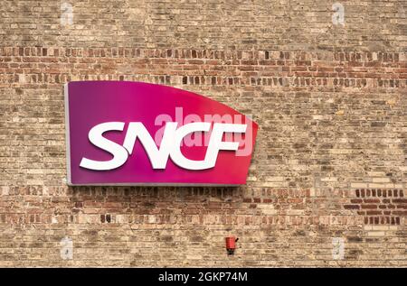 Le Havre, Frankreich - 8. August 2021: SNCF-Logo auf einem Bahnhof. SNCF ist die nationale Gesellschaft der französischen Eisenbahn in Frankreich und es ist eine staatliche ra Stockfoto