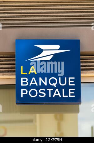 Le Havre, Frankreich - 8. August 2021: La Banque Postale ist eine französische öffentliche Bank, die am 1. Januar 2006 gegründet wurde und zu 100 % der La Poste-Gruppe gehört Stockfoto