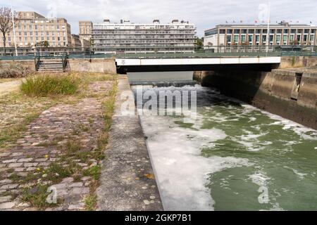 Le Havre, Frankreich - 8. August 2021: Kanal in Le Havre, Normandie, Frankreich, mit schäumenden und verschmutzten Stadtgewässern Stockfoto