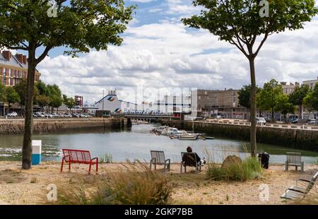 Le Havre, Frankreich - 8. August 2021: Brittany Ferries ist der Handelsname der französischen Reederei. Fähre im Hafen von Le Havre Stockfoto