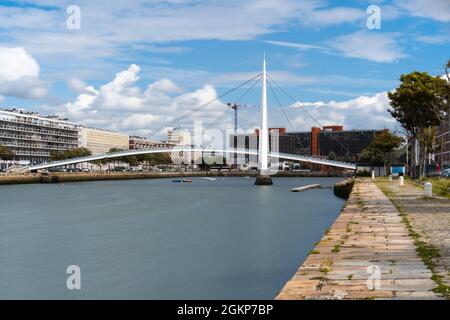 Le Havre, Frankreich - 8. August 2021: Das Stadtzentrum von Le Havre, Normandie, Frankreich mit der Fußgängerbrücke über das Handelsbecken Stockfoto