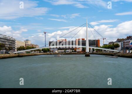 Le Havre, Frankreich - 8. August 2021: Das Stadtzentrum von Le Havre, Normandie, Frankreich mit der Fußgängerbrücke über das Handelsbecken Stockfoto