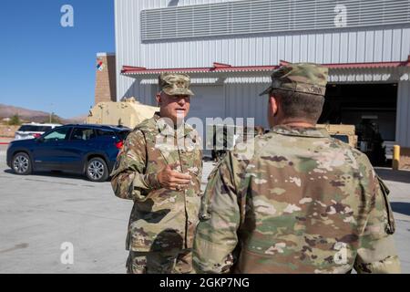 Der Generalstabsabgeordnete der Mississippi Nationalgarde, Maj. General Janson D. Boyles, diskutiert mit Col. Bobby Ginn, Jr., dem stellvertretenden Leiter des Logistikpersonals, MSARNG, während eines Besuchs des Kommandopersonals am 11. Juni auf dem Übungsplatz der California Army National Guard in Fort Irwin, Kalifornien, über die multifunktionale Logistik. 2021. Boyles und andere hochrangige Führungskräfte besuchten Ft. Irwin während der 155. Panzerbrigade Combat Team National Training Center Rotation. Stockfoto