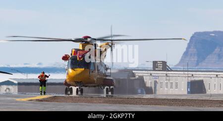 Ein Royal Canadian Air Force CH-149 Cormorant Langstreckenhubschrauber besucht Thule ab, Grönland, am 11. Juni 2021, in Vorbereitung auf die Übung Amalgam Dart 21-1. Übung Amalgam Dart wird vom 10. Bis 18. Juni 2021 laufen, wobei die Operationen in der gesamten Arktis von der Beaufort-See bis nach Thule, Grönland, reichen. Amalgam Dart 21-01 bietet NORAD die Möglichkeit, die kontinentalen Verteidigungsfähigkeiten zu verbessern, während kanadische und US-Streitkräfte in der Arktis zusammenarbeiten. NORAD, ein binationales kanadisches und amerikanisches Kommando, setzt ein Netzwerk von Luft-Luft-Refuelin ein, das auf Luft- und Bodensensoren basiert Stockfoto