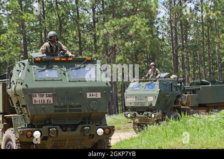 Soldaten, die Alpha Battery, 5. Bataillon, 113. Field Artillery Regiment zugewiesen wurden, kehren während einer M142 High-Mobility Artillery Rocket System Live Fire Training Übung in Fort Bragg, NC, 11. Juni 2021 von ihrem Feuerpunkt zurück. Der 5. Bis 113. Verband führt HIMARS-Live-Feuerübungen im Rahmen seiner jährlichen Schulung durch, um die taktische Bereitschaft aufrechtzuerhalten. Stockfoto