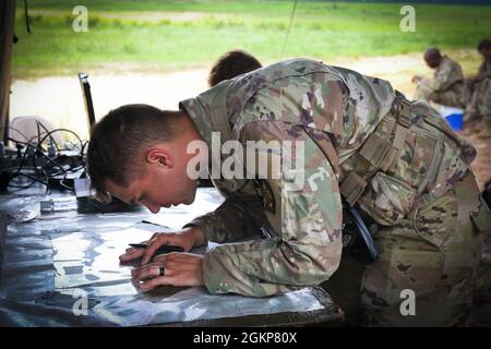 U.S. Army 1st LT. Kiefer Norris, ein Feuerwehrbeauftragter für Alpha Battery, 5. Bataillon, 113. Field Artillery Regiment, zeichnet während einer Live-Feuerübung des M142 High-Mobility Artillery Rocket Systems in Fort Bragg, NC, am 11. Juni 2021 Feuer- und Zielpunkte auf. Der 5. Bis 113. Verband führt HIMARS-Live-Feuerübungen im Rahmen seiner jährlichen Schulung durch, um die taktische Bereitschaft aufrechtzuerhalten. Stockfoto