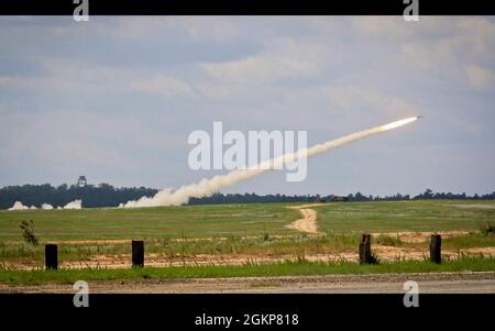 Soldaten, die Alpha Battery, 5. Bataillon, 113. Field Artillery Regiment zugewiesen wurden, feuern während der M142 High-Mobility Artillery Rocket System Live Fire Training Exercise in Fort Bragg, NC, 11. Juni 2021 eine Rakete ab. Der 5. Bis 113. Verband führt HIMARS-Live-Feuerübungen im Rahmen seiner jährlichen Schulung durch, um die taktische Bereitschaft aufrechtzuerhalten. Stockfoto