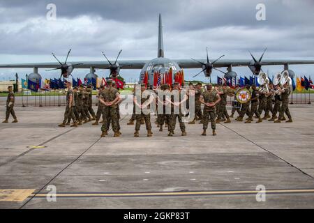 Mitarbeiter des 1. Marine Aircraft Wing (MAW) beobachten das 3. Marine Expeditionary Force Band während einer Zeremonie zur Änderung des Kommandos auf der Marine Corps Air Station Futenma, Okinawa, Japan, 11. Juni 2021. Während der Zeremonie Brig. General Chris McPhillips übergab das Kommando der 1. MAW an Brig. General Brian Cavanaugh. Stockfoto