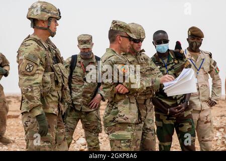 General Andrew M. Rohling, Kommandeur der Southern European Task Force, erhält während der Übung African Lion 21 im Tan Tan Training Area, Marokko, 11. Juni 2021, ein Einweisungsgespräch von Oberstleutnant John Avera, Kommandeur, 2. Bataillon, 121. Infanterie-Regiment und senegalesischen Militärpartnern. African Lion ist die größte gemeinsame, jährliche Übung des US-Afrikanischen Kommandos, die am 7-18. Juni von Marokko, Tunesien und Senegal veranstaltet wird. Mehr als 7,000 Teilnehmer aus neun Nationen und der NATO trainieren gemeinsam mit dem Fokus auf die Verbesserung der Bereitschaft für die USA und die Partnernation f Stockfoto