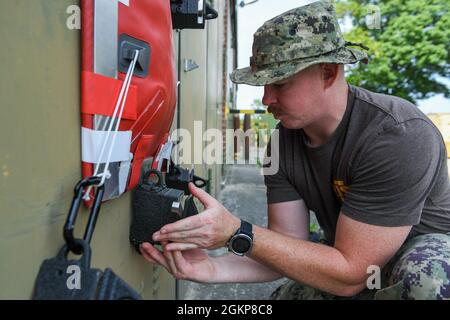 210611-N-FV745-0024 PUTLOS, Deutschland (11. Juni 2021) – Navy Diver 3rd Class Amyn Maloney aus Fort Worth, Texas, der der Mobile Diving Salvage Unit (MDSU) 2 zugewiesen wurde, bereitet während des Baltic Operations (BALTOPS) 2021 ein simulationsfähiges, schnell einsetzbares Patch-System vor. Die 50. BALTOPS stellt ein kontinuierliches und stetiges Engagement für die Stärkung der Interoperabilität in der Allianz und die Gewährleistung kollektiver maritimer Sicherheit in der Ostsee dar. Stockfoto