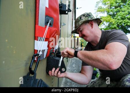 210611-N-FV745-0033 PUTLOS, Deutschland (11. Juni 2021) – Navy Diver 3rd Class Amyn Maloney aus Fort Worth, Texas, der der Mobile Diving Salvage Unit (MDSU) 2 zugewiesen wurde, bereitet während des Baltic Operations (BALTOPS) 2021 ein simulationsfähiges, schnell einsetzbares Patch-System vor. Die 50. BALTOPS stellt ein kontinuierliches und stetiges Engagement für die Stärkung der Interoperabilität in der Allianz und die Gewährleistung kollektiver maritimer Sicherheit in der Ostsee dar. Stockfoto