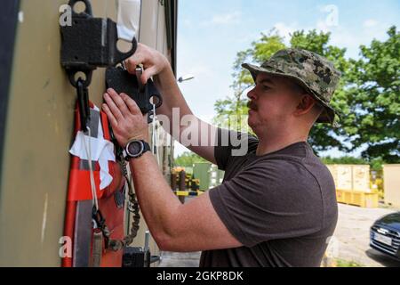 210611-N-FV745-0012 PUTLOS, Deutschland (11. Juni 2021) – Navy Diver 3rd Class Amyn Maloney aus Fort Worth, Texas, der der Mobile Diving Salvage Unit (MDSU) 2 zugewiesen wurde, bereitet während des Baltic Operations (BALTOPS) 2021 ein simulationsfähiges, schnell einsetzbares Patch-System vor. Die 50. BALTOPS stellt ein kontinuierliches und stetiges Engagement für die Stärkung der Interoperabilität in der Allianz und die Gewährleistung kollektiver maritimer Sicherheit in der Ostsee dar. Stockfoto