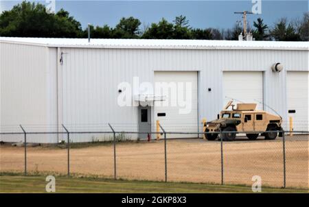 Militärfahrzeuge und Ausrüstung, die für die Ausbildung verwendet werden, werden am 11. Juni 2021 in Fort McCoy, Wisconsin, als Teil der Trainingsmaßnahmen auf dem Postweg gezeigt. Tausende von Militärmitgliedern trainierten 2021 in Fort McCoy für ein Wochenende, ausgedehnte Kämpfe, Übungen und institutionelle Trainingsveranstaltungen. Das Motto von Fort McCoy lautet „Total Force Training Center“. Stockfoto