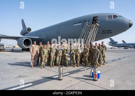 US-Dienstmitglieder des Luftwaffenstützpunkts Al Dhafra, Vereinigte Arabische Emirate, posieren für ein Gruppenfoto mit Col. Jeremy Reeves, dem stellvertretenden Kommandanten des 380. Luftwaffenflügels (AEW), nachdem er am 11. Juni 2021 seinen fini-Flug beendet hatte. Reeves ist seit Juni 2020 Vizekommandant der 380. AEW. Stockfoto