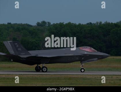 Maj. Der US-Luftwaffe Kristin 'BEO' Wolfe, F-35A Lightning ll Demonstration Team Pilot und Kommandant, landet nach einer Luftdemonstration über dem Regionalflughafen La Crosse während des Deke Slayton Airfestes, 11. Juni 2021. Die Mission des F-35-Demonstrationsteams besteht darin, die einzigartigen Luftfähigkeiten des fortschrittlichsten Stealth-Kämpfers der fünften Generation der Air Force, des F-35A Lightning II, zu präsentieren und die Geschichte unseres Dienstes durch die Einführung von historischen Formationsflügen zu beleuchten. Stockfoto