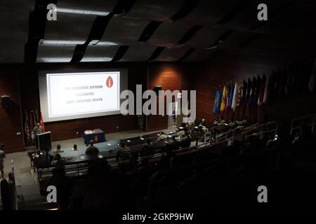 Während die feierliche Zeremonie zum Erbe der Armee für die 63. Bereitschaftssparte weitergeht, wird Meister Sgt. Donald Davis stellt die Sprecher vor, die jeweils auf das Podium im Auditorium des Sgt steigen. James Witkowski Armed Forces Reserve Center, Juni 11,2021. Soldaten feiern das Erbe der 63. Rd zum ersten Mal mit Aktivitäten, einer Zeremonie und Musik der 191. Army Band aus Dublin, Kalifornien. Stockfoto