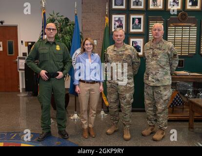 Stellvertretende Verteidigungsministerin Dr. Kathleen H. Hicks tourte durch die US-Grenzschutzbehörde Tuscon Sector Headquarters, Tuscon, Arizona, 11. Juni 2021. Stockfoto