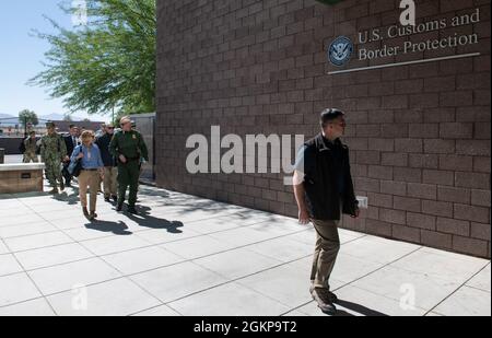 Stellvertretende Verteidigungsministerin Dr. Kathleen H. Hicks tourte durch die US-Grenzschutzbehörde Tucson Sector Headquarters, Tucson, Arizona, 11. Juni 2021. Stockfoto