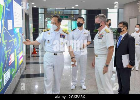 210611-N-ZU710-0195 CHINHAE, Republik Korea (11. Juni 2021) ADM. Samuel Paparo, Kommandant der US-Pazifikflotte, erhält eine Führung durch den Marine Vice ADM der Republik Korea (ROK). Kim Hyun-il, Superintendent, ROK Naval Academy an der ROK Naval Academy in Chinhae, Republik Korea. Adm. Paparos erster Besuch in der Republik Korea nach der Übernahme des Kommandos von PACFLT wird dazu beitragen, die Zukunft des ROK-US-Bündnisses zu gestalten und unsere gemeinsamen Werte der Demokratie, der Freiheit der Schifffahrt und der Sicherheit im Seeverkehr zu fördern. Stockfoto