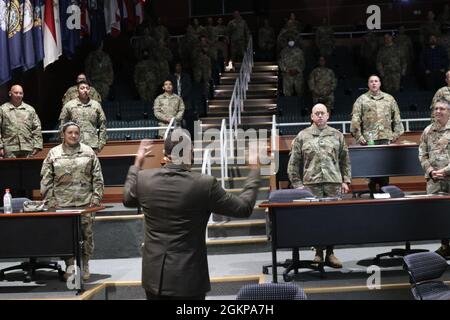 Herr Kario Harris, ziviler Stabschef der 63. Bereitschaftssparte, leitet die Teilnehmer beim Singen des Armeeliedes während der ersten Veranstaltung des Army Heritage Day, die am 11. Juni 2021 im Sgt stattfand. Das James Witkowski Armed Forces Reserve Center in Mountain View, Kalifornien, erkannte das Erbe und die Geschichte ihrer Einheit mit einem Einheitslauf und einer feierlichen Zeremonie an, zu der auch die Musik der 191. Armeekapelle der 63. RD gehörte. Stockfoto