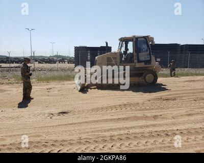 Die 357th Engineer Company, 412th Theatre Engineer Command, bietet Straßenverbesserungen für Fort McCoy, Wis., während der WAREX 86-21-02, die von der 86. Training Division im Juni 5-19 in Fort McCoy veranstaltet wurde, Wis. Ingenieure arbeiteten in ganz Fort McCoy an Verbesserungen für die Übung sowie für die Bewohner von Fort McCoy und die umliegende Gemeinde. Stockfoto