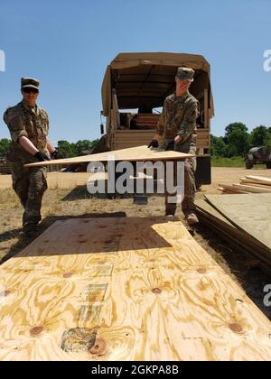 Während der WAREX 86-21-02, veranstaltet von der 86. Ausbildungsabteilung, Juni 5-19 in Fort McCoy, bauen Ingenieure mit der 702. Ingenieurgesellschaft eine SWA-Hütte für einen derzeit ungenutzten taktischen Montagebereich. Wis. Ingenieure arbeiteten in ganz Fort McCoy an Verbesserungen für die Übung sowie für die Bewohner von Fort McCoy und die umliegende Gemeinde. Stockfoto