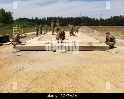 Während der WAREX 86-21-02, veranstaltet von der 86. Ausbildungsabteilung, Juni 5-19 in Fort McCoy, bauen Ingenieure mit der 702. Ingenieurgesellschaft eine SWA-Hütte für einen derzeit ungenutzten taktischen Montagebereich. Wis. Ingenieure arbeiteten in ganz Fort McCoy an Verbesserungen für die Übung sowie für die Bewohner von Fort McCoy und die umliegende Gemeinde. Stockfoto