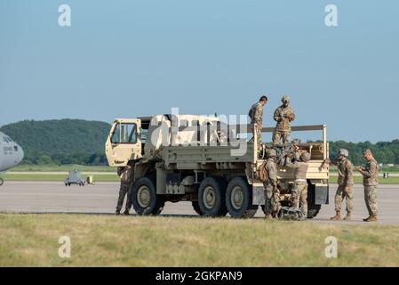 Soldaten, die dem 690. Rapid Port Opening Element der US-Armee von Ft. Eustis, VA., hat sich mit den Luftfahrtschips der 123. Notfallgruppe der Kentucky Air National Guard zusammengebracht, um während der Operation Lone Oak at Volk Field, Wis., 11. Juni 2021 eine gemeinsame Task Force-Port-Eröffnung zu schaffen. Mehr als 50 RPOE-Soldaten unterstützten die JTF-PO beim Aufbau eines kompletten Luftlogistik-Drehkreuzes und eines flächenverteilungsnetzes. Stockfoto