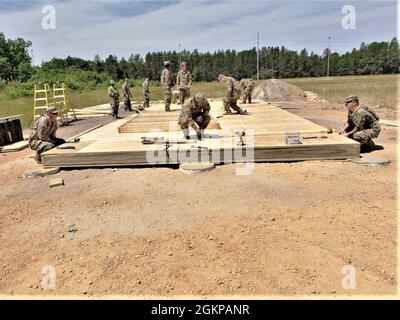 Ingenieure mit der 702. Ingenieurgesellschaft bauen eine Hütte am 11. Juni 2021 für einen derzeit ungenutzten taktischen Montagebereich während der 86. Warrior-Übung der Trainingsabteilung 86-21-02 in Fort McCoy, Wis. Ingenieure arbeiteten in ganz Fort McCoy an Verbesserungen für die Übung sowie für die Bewohner von Fort McCoy und die umliegende Gemeinde. Stockfoto